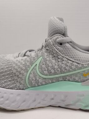 Nike Women's Grey and Mint Running Shoe